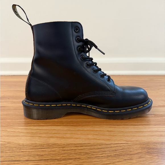 Dr. Martens 1460 VINTAGE MADE IN ENGLAND LACE UP BOOTS IN BLACK - Picture 9 of 13